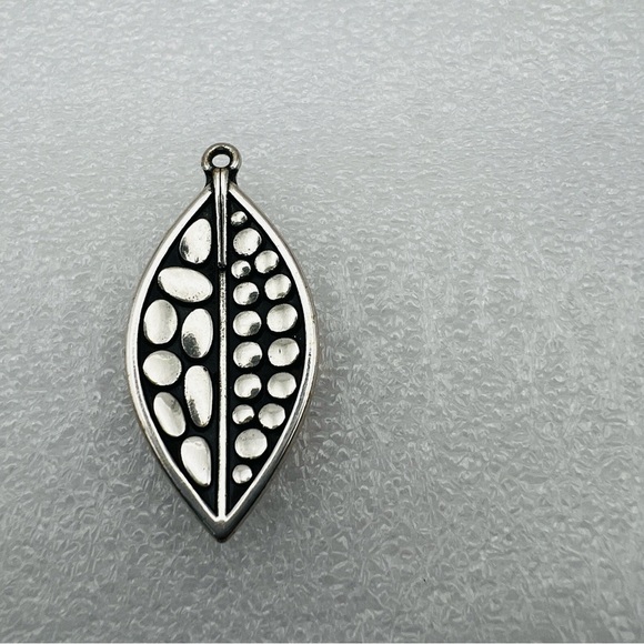 Pebble Leaf Silver plated Pendant - Picture 4 of 5